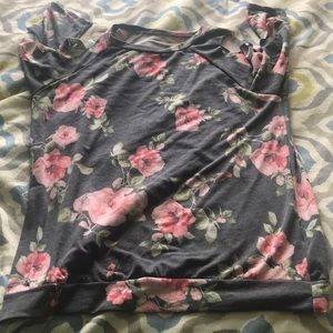 Pretty top w/flowers